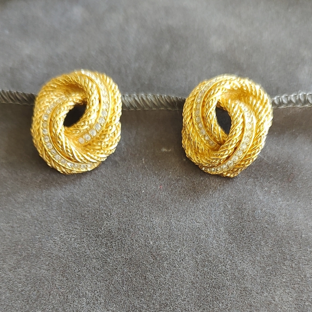 Authentic Elegant Christian Dior Gold Knot Earrings In Excellent Condition